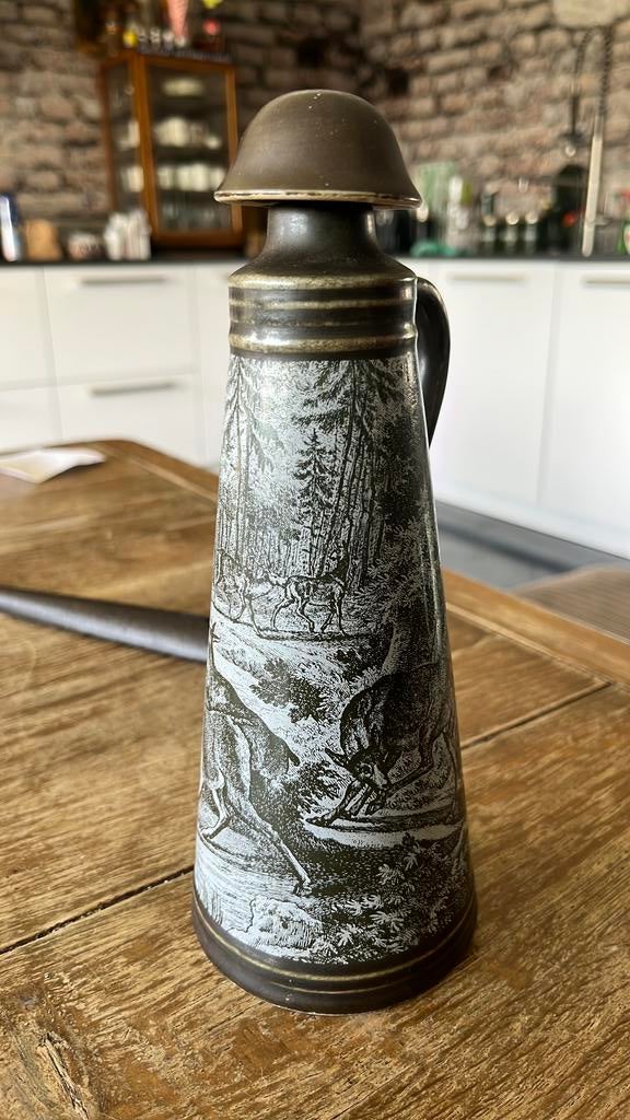 Porseleinen verzamelfles van Jägermeister in goede staat, Ophalen of Verzenden, Zo goed als nieuw, Reclamebord