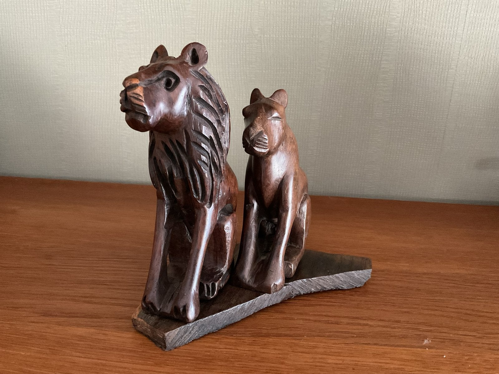 Houten sculptuur van leeuw en leeuwin, Minder dan 20 cm, Ophalen of Verzenden, Beeld, Hout