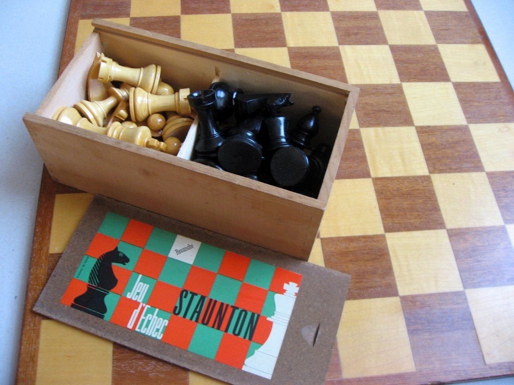 Vintage Revanche Staunton schaakspel + massief houten bord, Ophalen of Verzenden, Minder dan 500 stukjes, Zo goed als nieuw, Schaken