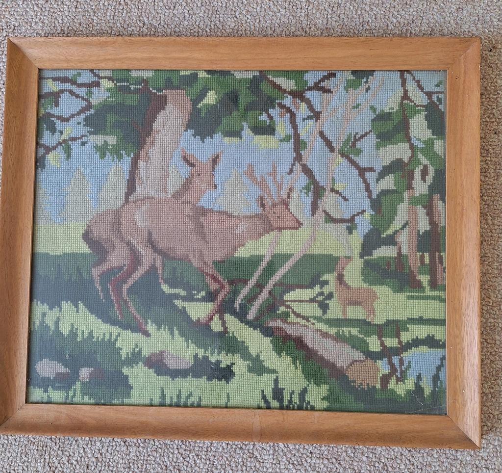 Geborduurd schilderij bos met herten tafereel, Huis en Inrichting, Ophalen of Verzenden, Zo goed als nieuw, Schilderij, Minder dan 50 cm