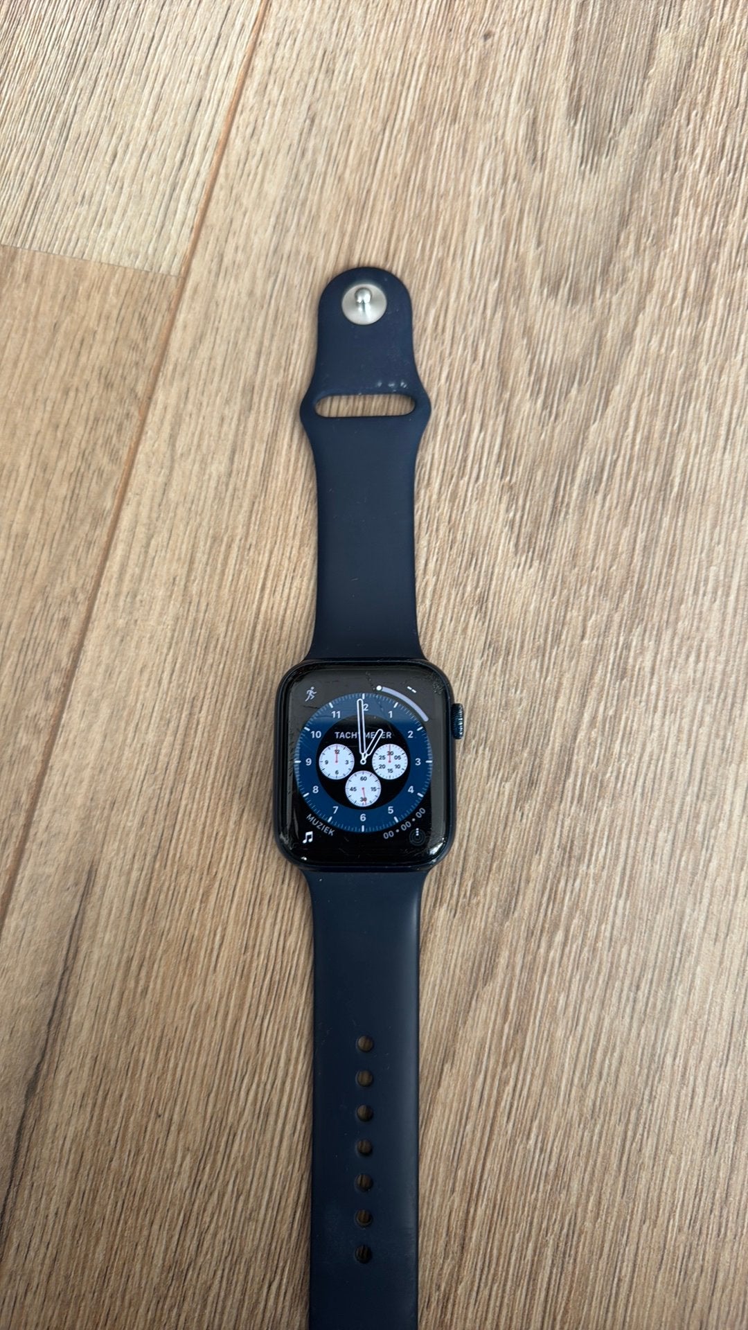 Apple watch 6 blauw 44mm met gebruiksporen op scherm