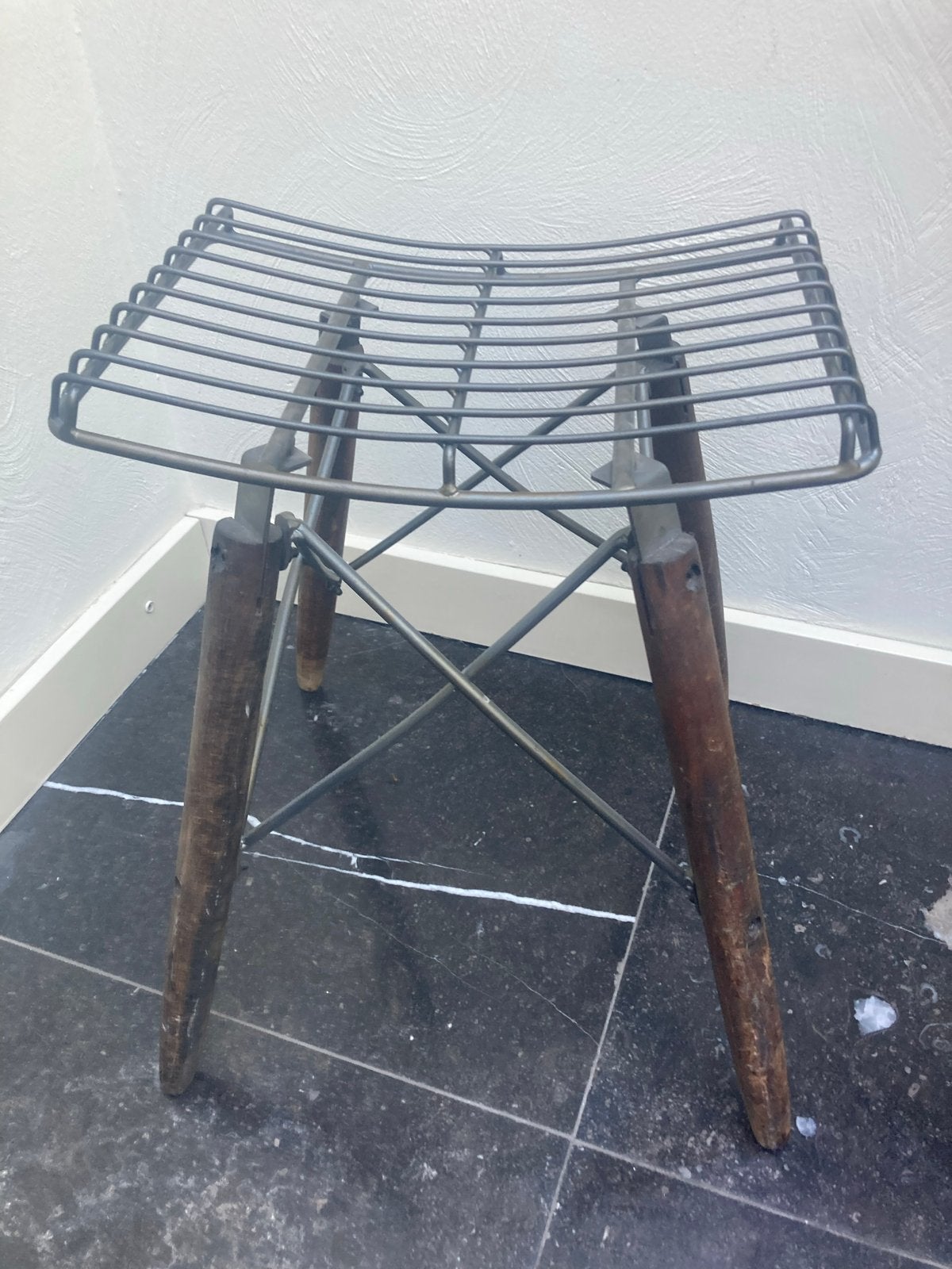 Vintage krukje met metalen zitting en houten poten, Huis en Inrichting, Krukjes, Ophalen, Gebruikt, IJzer