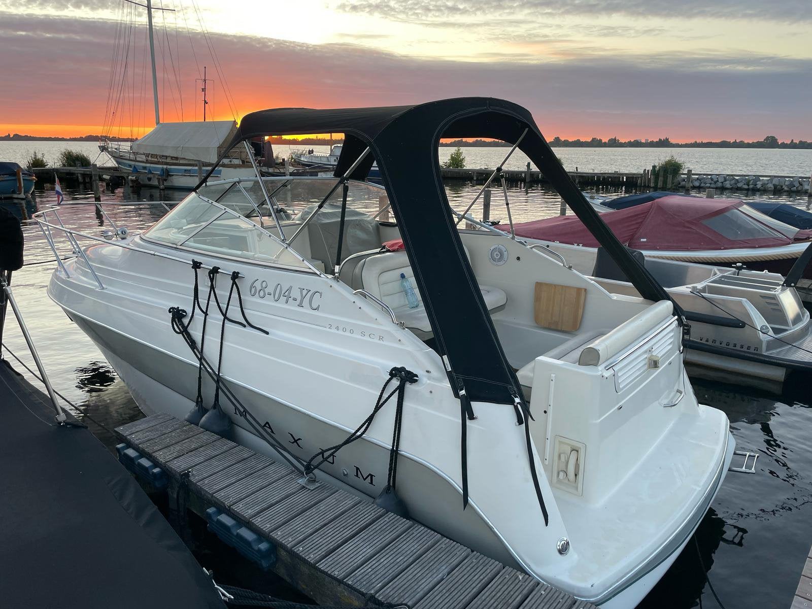 Maxum SCR2400, Watersport en Boten, Motorboten en Motorjachten, Gebruikt, Polyester, Benzine, Binnenboordmotor, Boegschroef, Dieptemeter