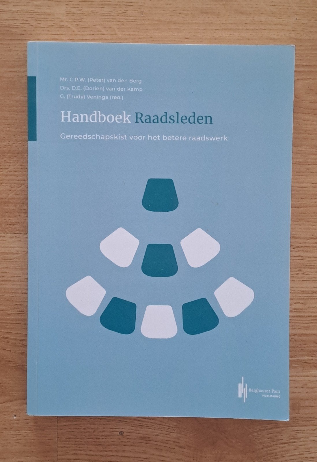 Handboek Raadsleden: Gereedschapskist voor beter raadswerk, Ophalen of Verzenden, Zo goed als nieuw, Mr. C.P.W. van den Berg, Drs. D.E. van der Kamp, G. Veninga