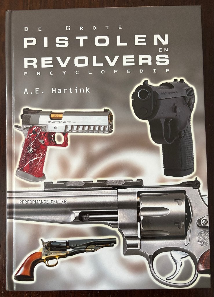 De grote pistolen en revolvers encyclopedie.  A.E.Hartink, Boeken, Ophalen of Verzenden, Zo goed als nieuw, Overige sporten