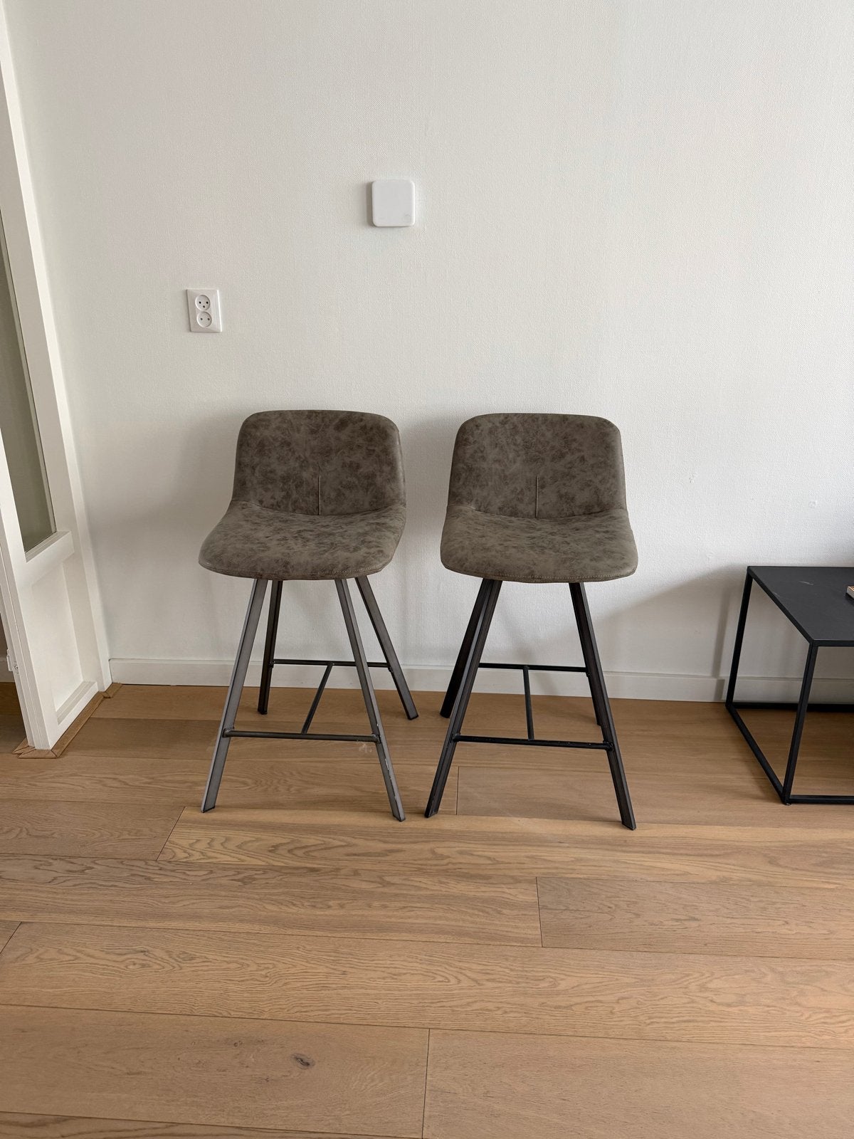 Set van 2 moderne barkrukken - Zo goed als nieuw, Huis en Inrichting, Barkrukken, Ophalen, Met voetsteun, 60 tot 90 cm, Zo goed als nieuw