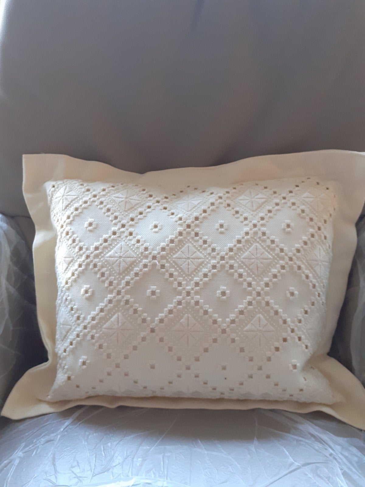 Set van 2 handgemaakte Hardanger kussens met borduurwerk, Ophalen of Verzenden, Zo goed als nieuw, Beige, Vierkant