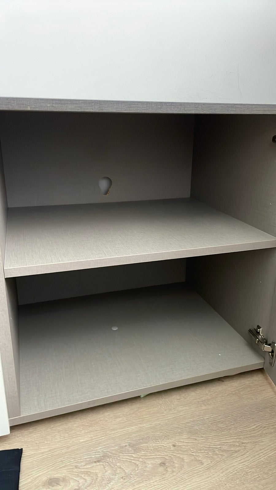 Gratis af te halen: Kast met twee deuren en planken, Ophalen, Gebruikt
