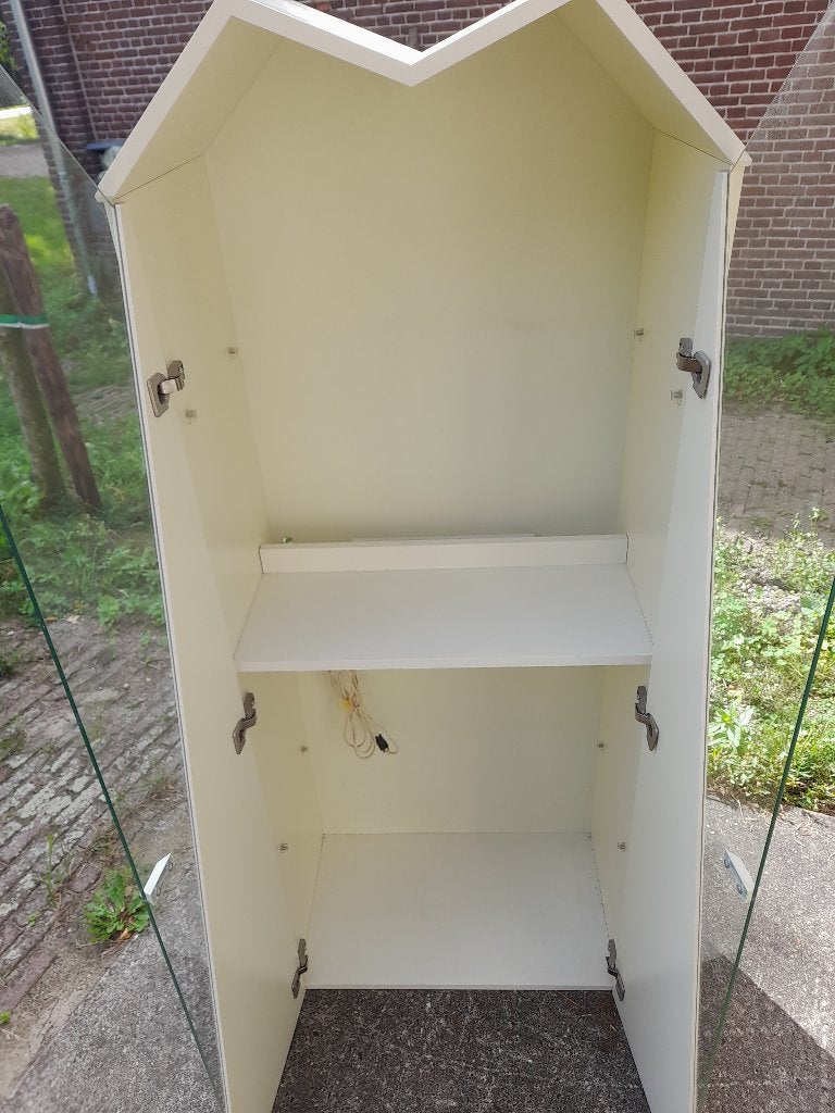 Bijzonder wit vitrine kastje met verlichting, Huis en Inrichting, Ophalen, 100 tot 150 cm, Overige houtsoorten, 50 tot 100 cm