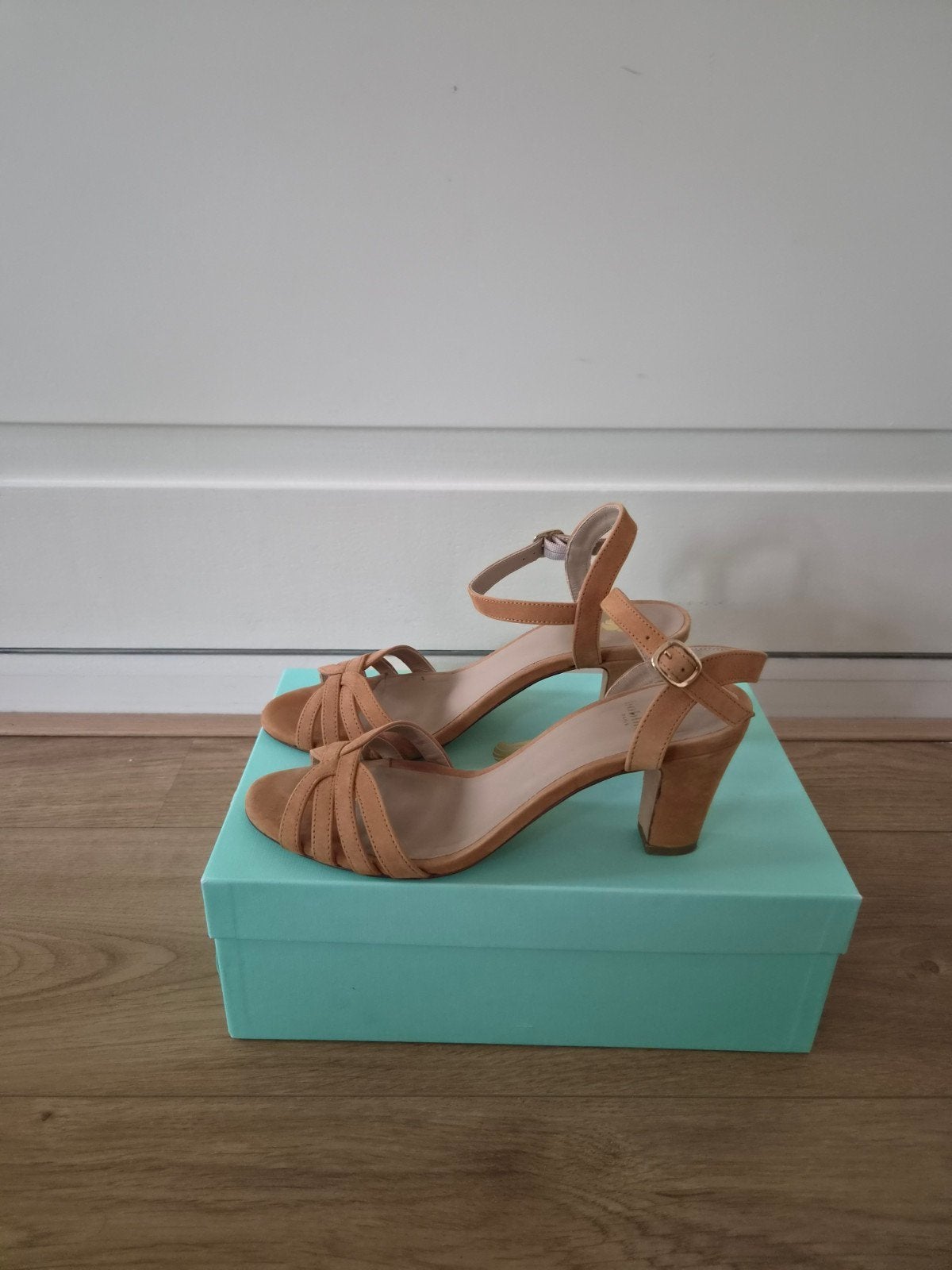 Bobbies camel suede sandalen met hakhoogte 6cm - Maat 38, Bruin, Zo goed als nieuw, Bobbies Paris, Sandalen of Muiltjes