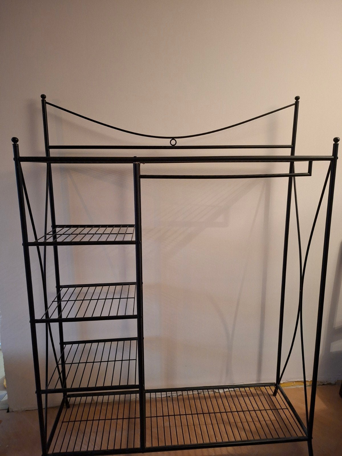 Zwart aluminium kledingrek met 4 schappen en hanggedeelte, Ophalen, Gebruikt