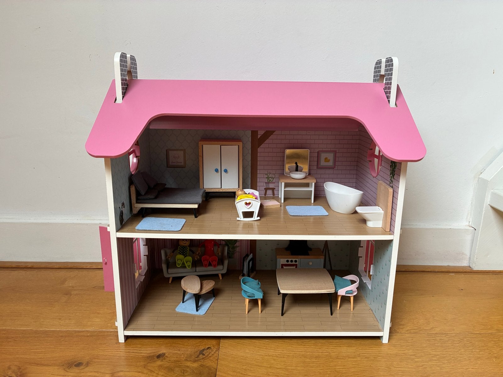 Houten poppenhuis met meubels en poppen, Ophalen, Zo goed als nieuw, Poppenhuis