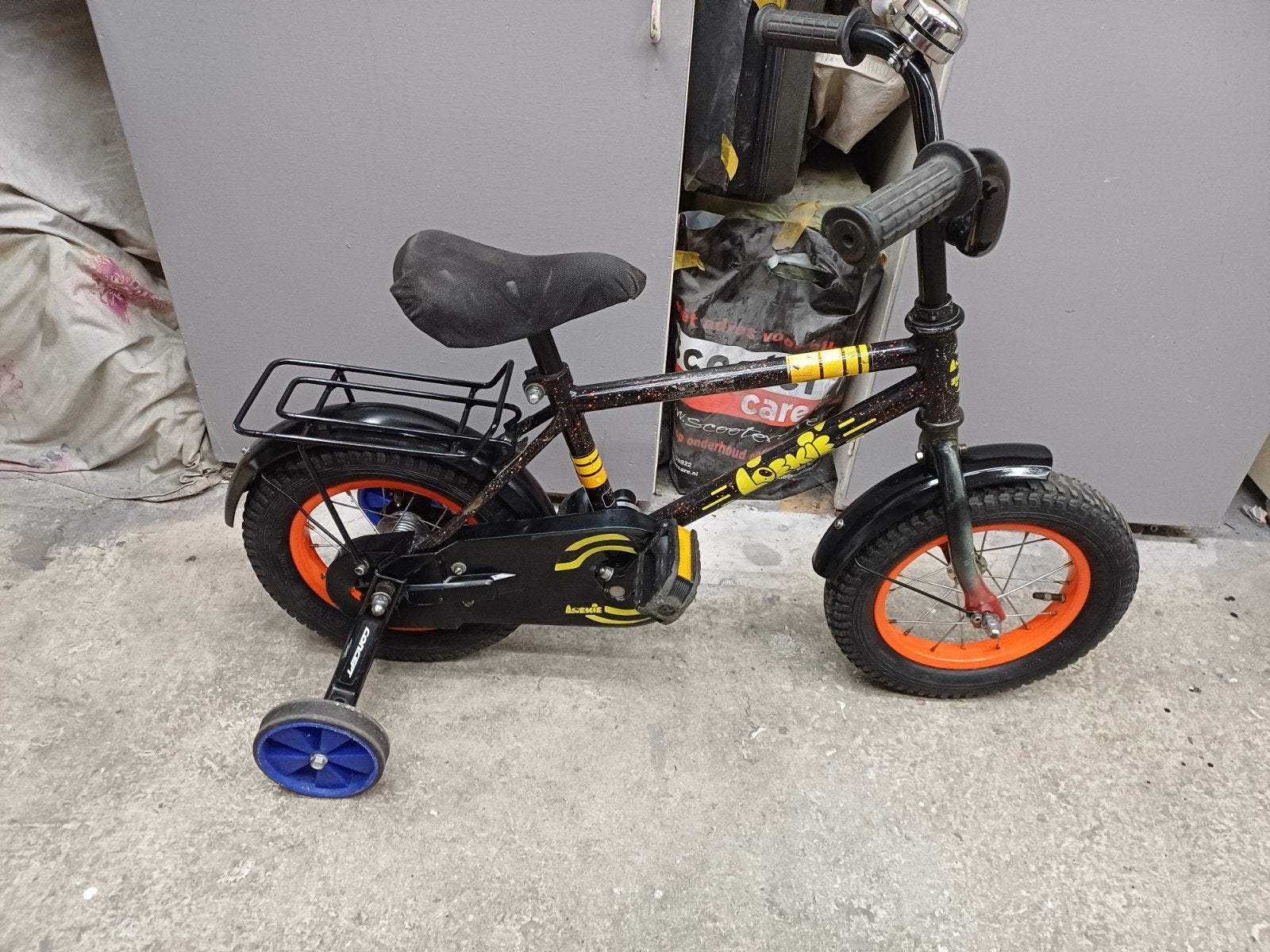 Kinderfiets  loekie 12 inch met zijwieltjes - Zwart/Oranje, Ophalen, Gebruikt, Minder dan 16 inch, Zijwieltjes