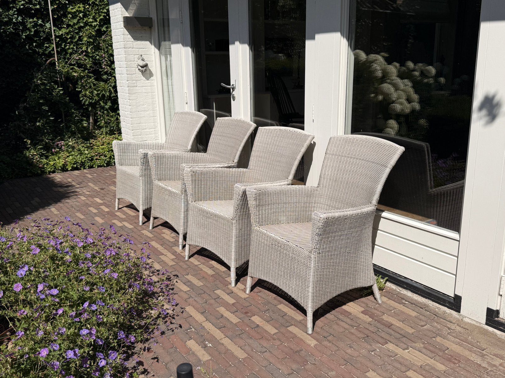 4 witte tuinstoelen, Ophalen, Gebruikt, Kunststof