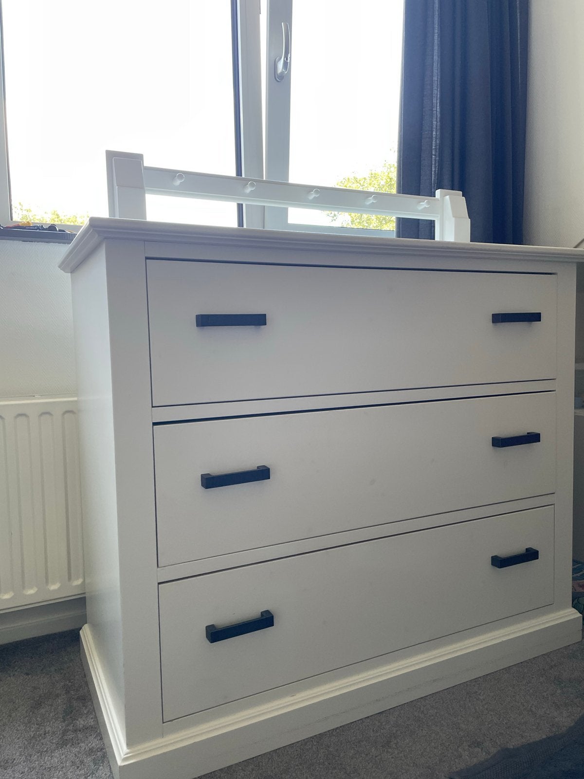 Witte commode / ladekast met 3 laden en zwarte handgrepen, Ophalen, Gebruikt, 100 tot 150 cm, 3 of 4 laden