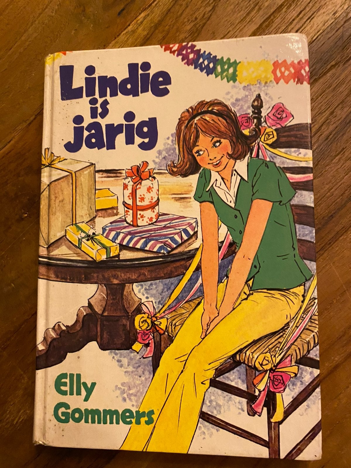 Retro boekje: Lindie is Jarig - Elly Gommers, Ophalen of Verzenden, Gelezen, Elly Gommers