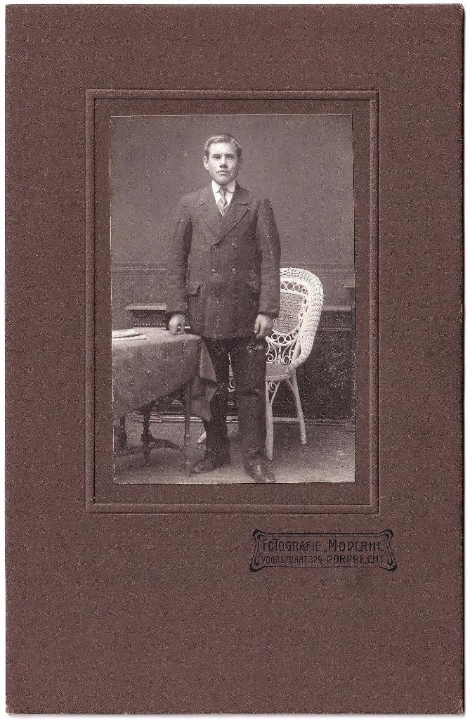 Kabinetfoto - Man Stoel - Foto Fotografie Moderne Dordrecht, Verzamelen, Foto's en Prenten, Gebruikt, Foto, Ophalen of Verzenden