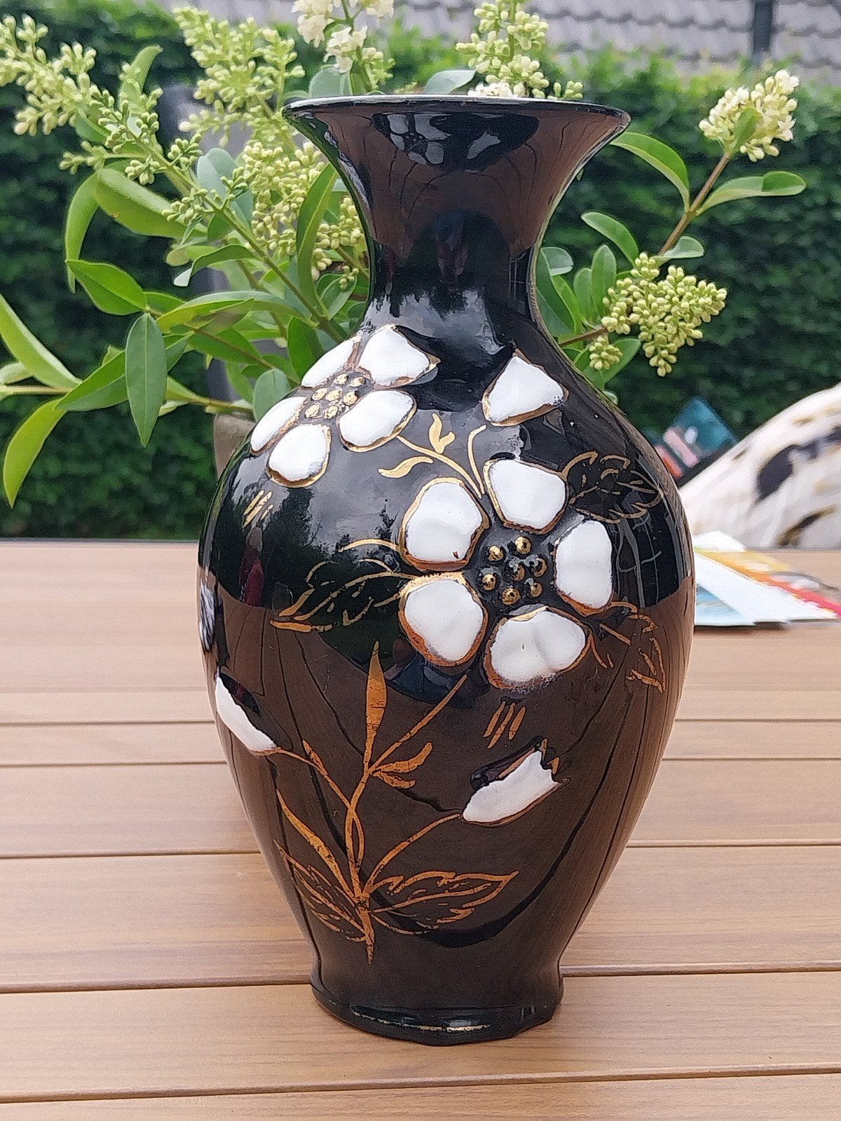 Zwarte Carstens vaas met witte en gouden bloemdecoratie, Ophalen of Verzenden