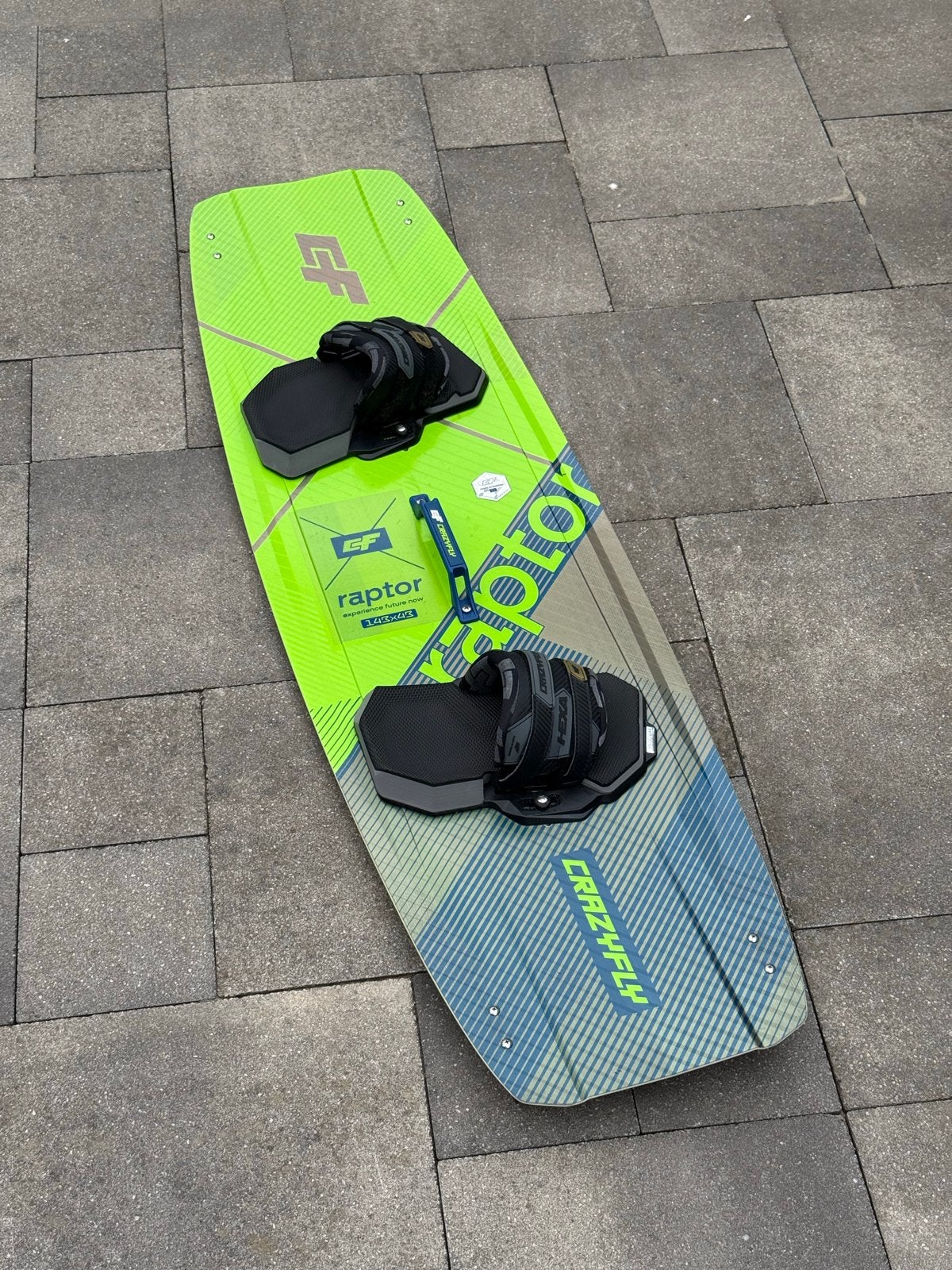 CrazyFly Raptor Kitesurfboard 143x43 - Zo goed als nieuw, Watersport en Boten, Golfsurfen, Ophalen of Verzenden, Zo goed als nieuw