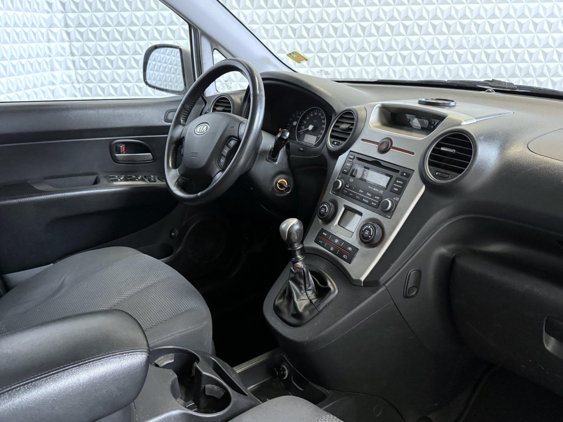 Kia Carens 2.0 CRDi X-ecutive / EXPORT ONLY (2008), Auto's, Voorwielaandrijving, Stof, Gebruikt, Zwart