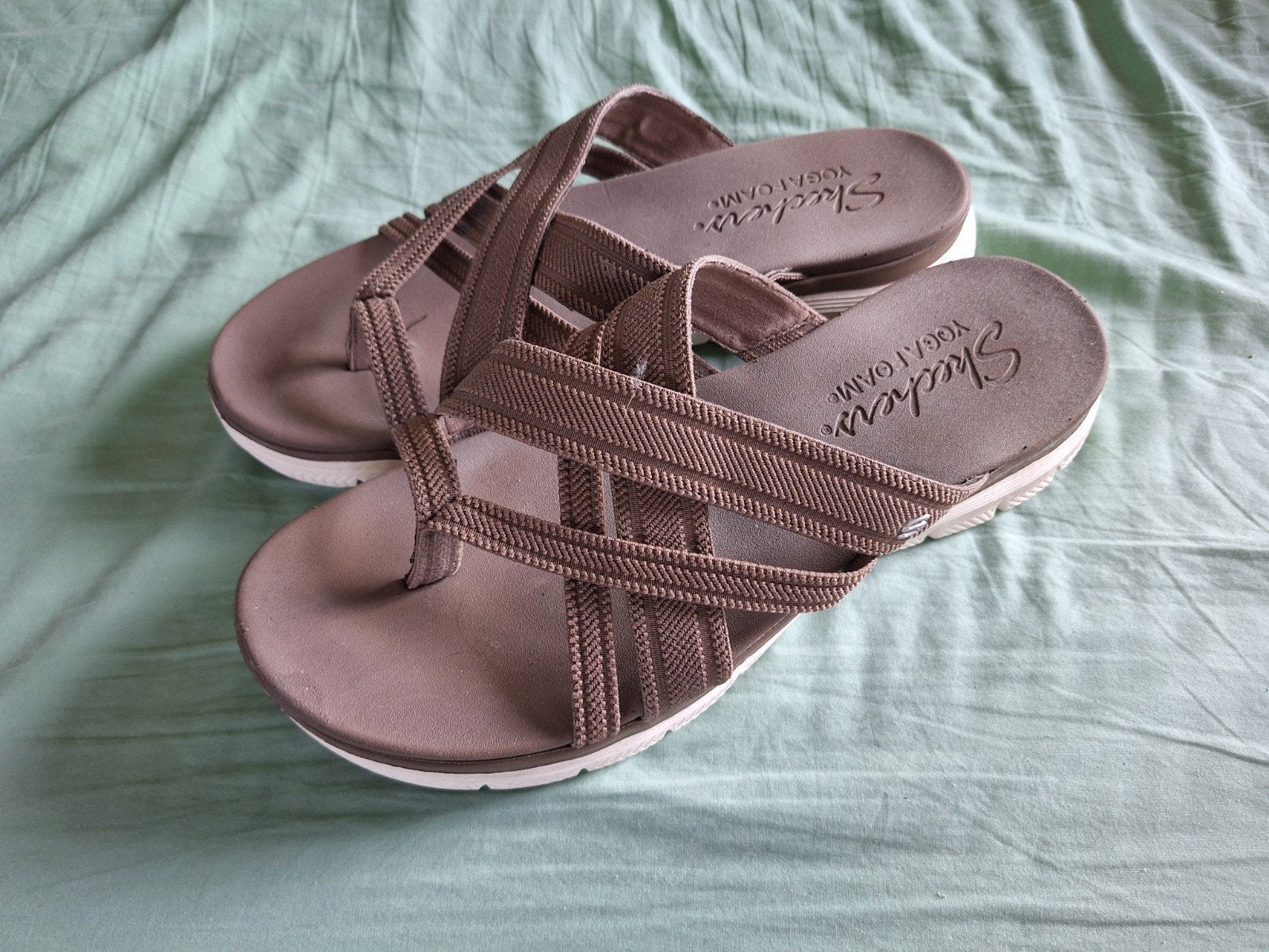Skechers Yoga Foam sandalen - Bruin - Maat 40, Skechers, Bruin, Zo goed als nieuw, Sandalen of Muiltjes