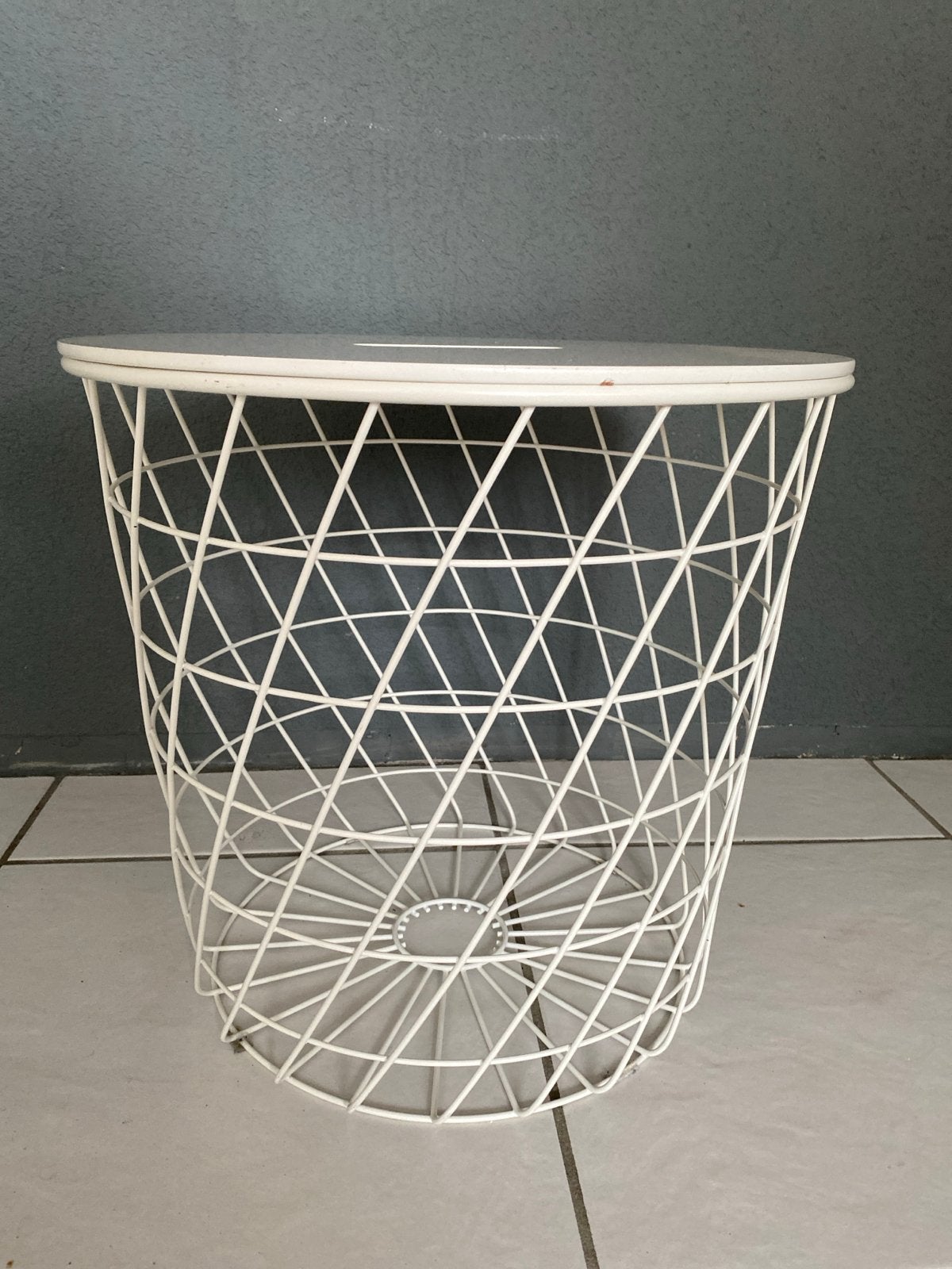 Witte draadstalen bijzettafel/opbergmand Ikea, Huis en Inrichting, Overige Huis en Inrichting, Gebruikt, Ophalen
