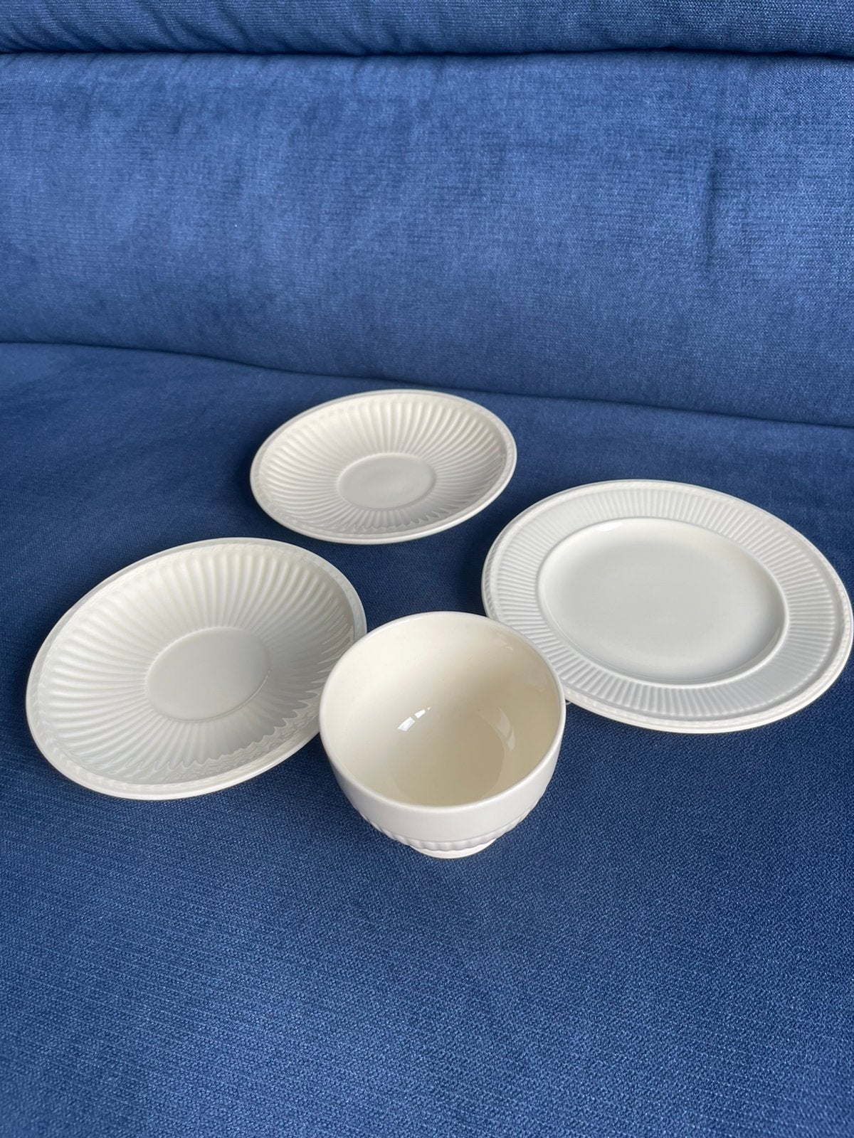 Wedgwood Edme , 2 schotels, 1 gebaksbordje, 1 suikerpotje., Ophalen of Verzenden, Zo goed als nieuw, Wedgwood, Kop(pen) en/of Schotel(s)