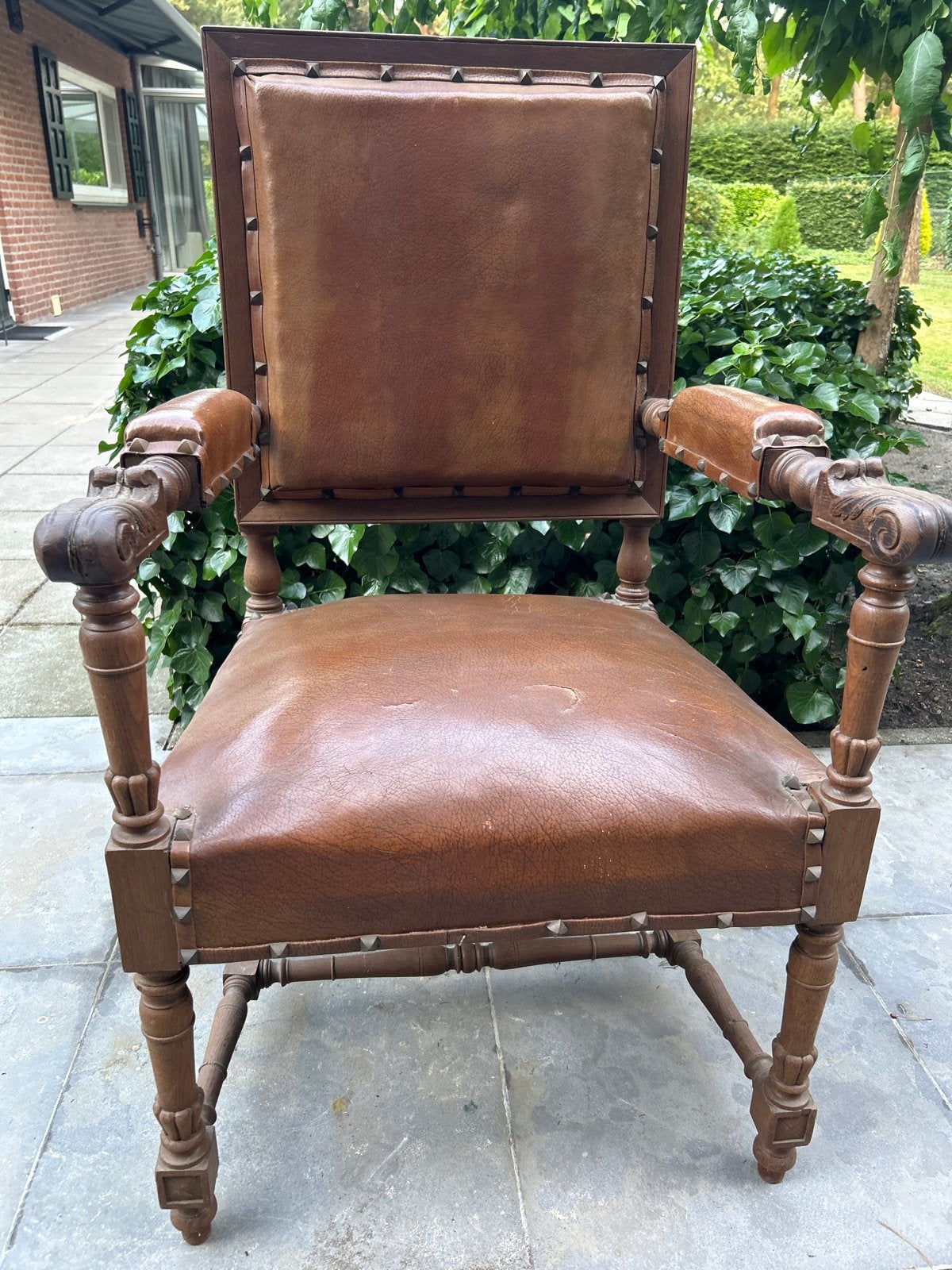 Antieke leren fauteuil met houtsnijwerk, Ophalen