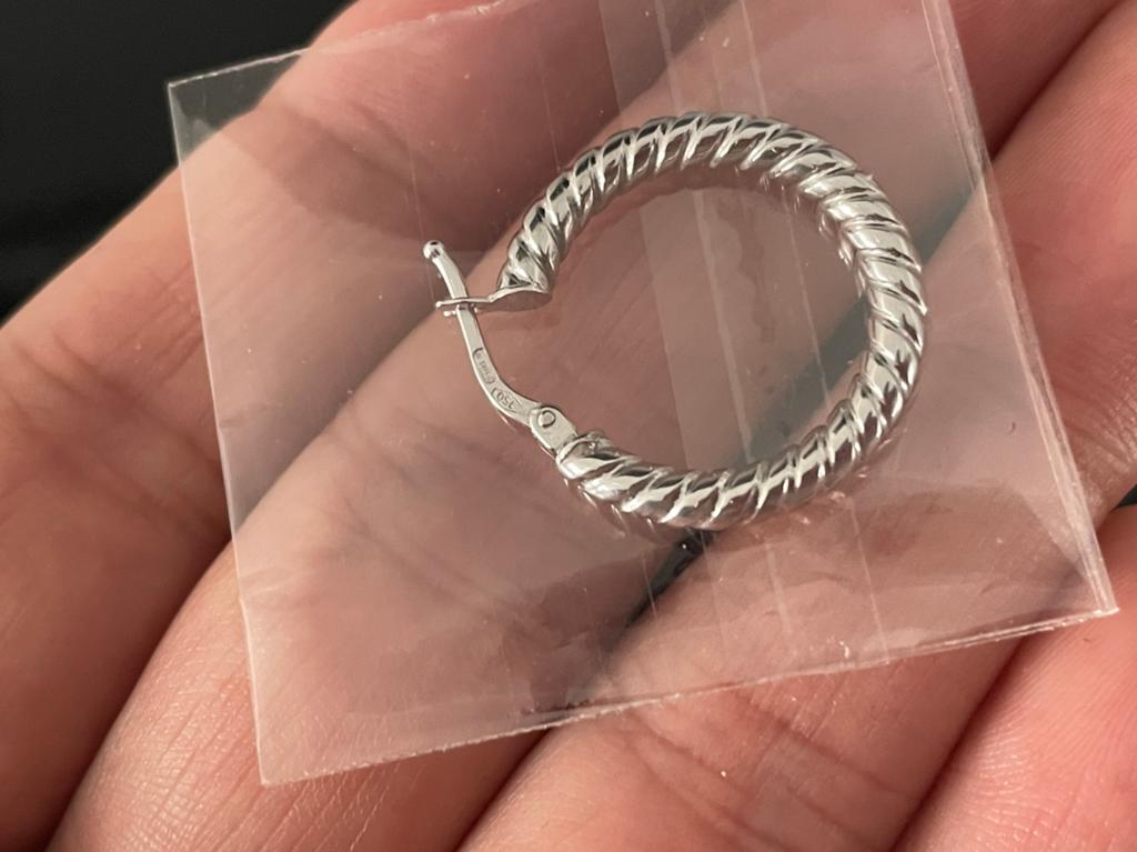 18 karaat witgouden oorbellen wokkels nieuw, Ophalen of Verzenden, Nieuw, Zilver, Goud