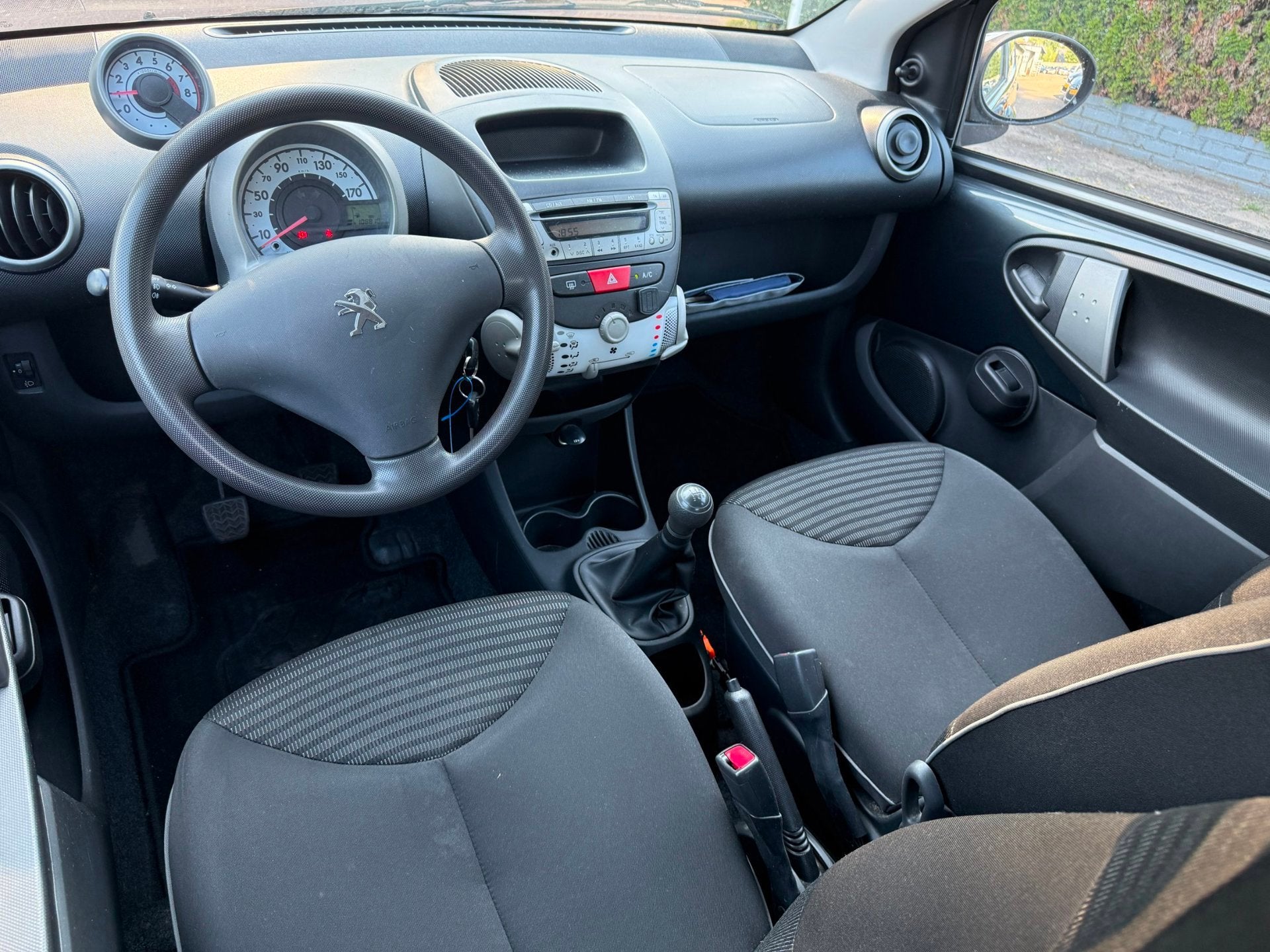 Peugeot 107 1.0 5-DRS Active AIRCO LED CENTR.VERGR. EL.RAMEN, Euro 5, Stof, Gebruikt, 4 stoelen