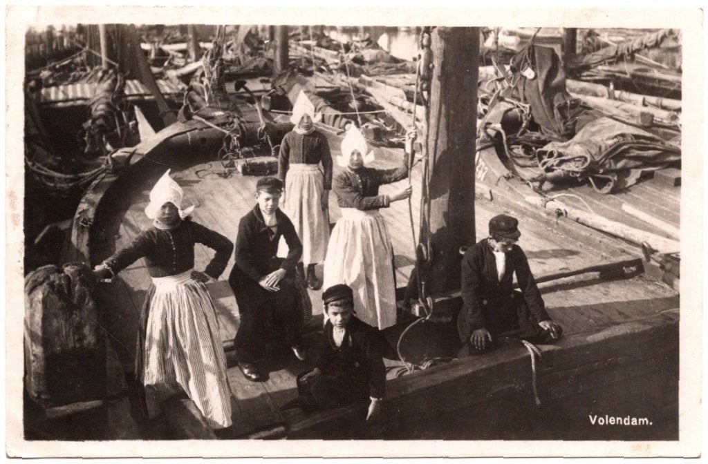 Oude Ansichtkaart Volendam Kinderen op Botter Fotokaart, Ophalen of Verzenden, 1920 tot 1940, Gelopen, Noord-Holland