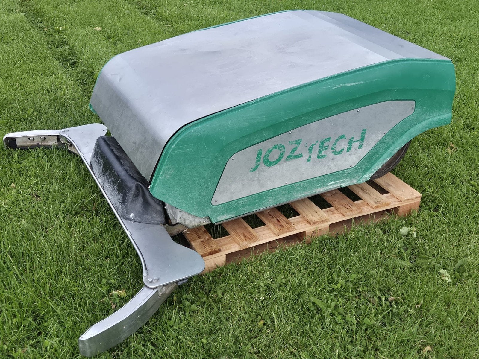 Tekoop Joz mestrobot met watersproeiers, Zakelijke goederen, Agrarisch | Werktuigen, Ophalen