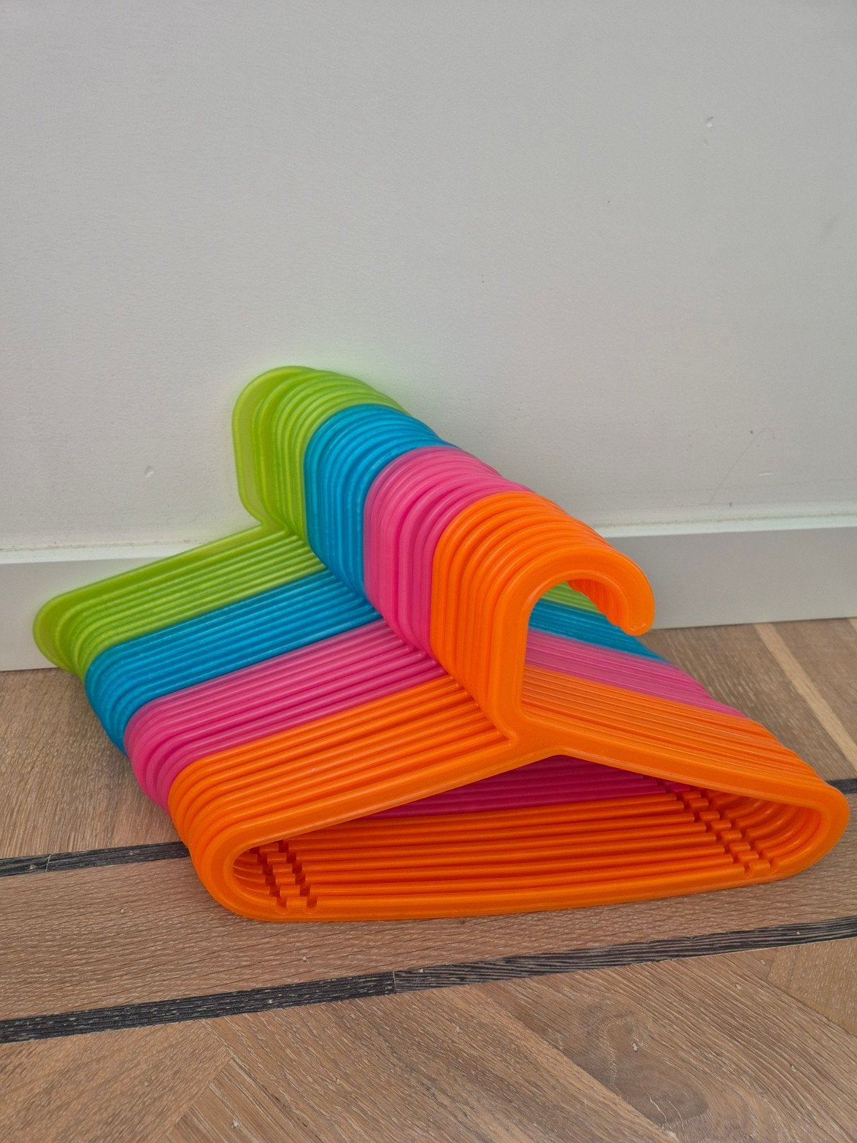32 kinderhangers Ikea 8 van iedere kleur, Ophalen of Verzenden, Zo goed als nieuw, Kunststof, Kinderen