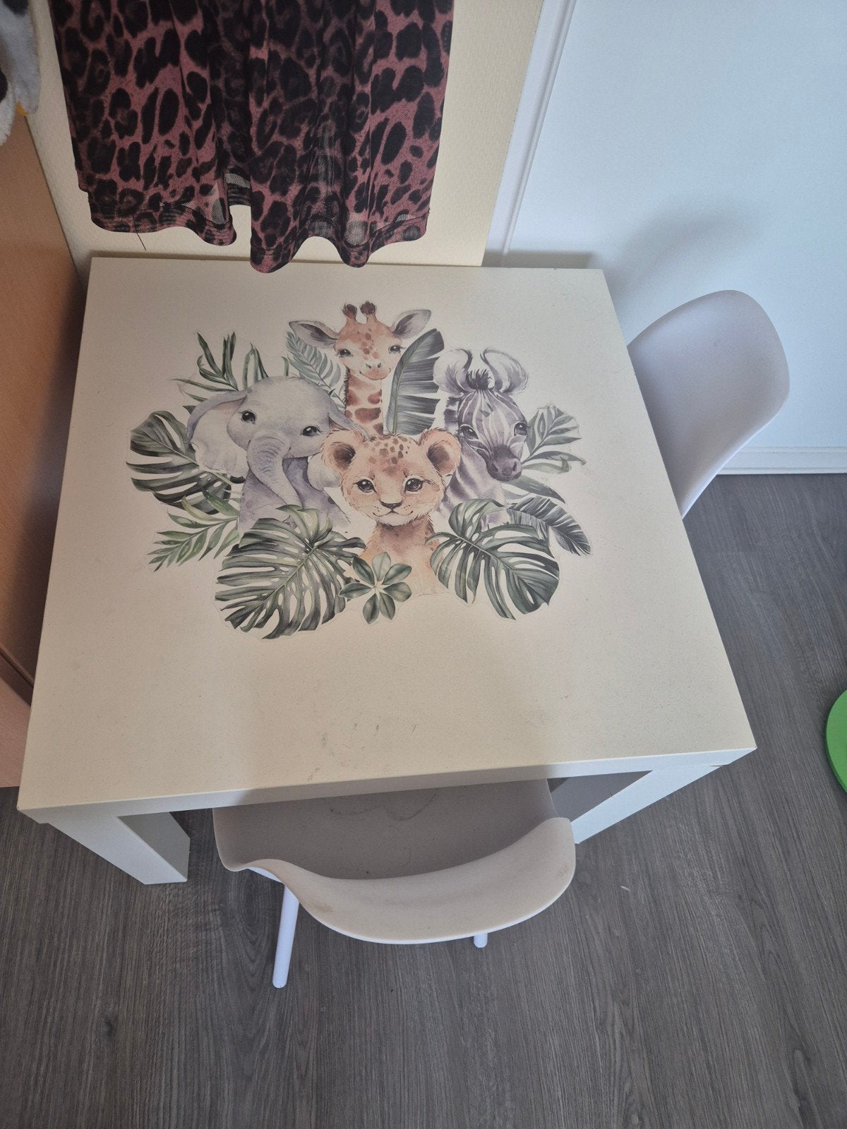 Tafeltje met 2 storltjes, Ophalen