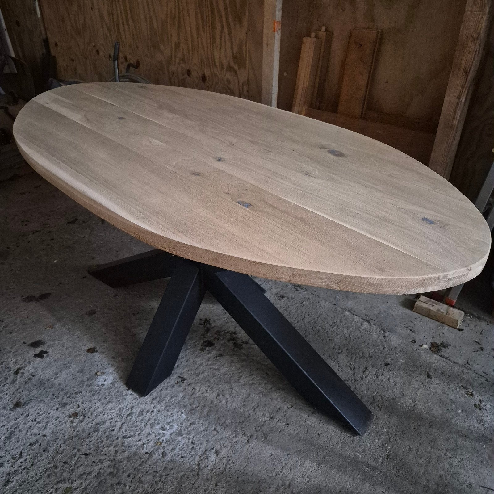 Rustieke eiken ovale tafel met stalen poot, Huis en Inrichting, Tafels | Eettafels, Ophalen, Nieuw, 50 tot 100 cm, 150 tot 200 cm