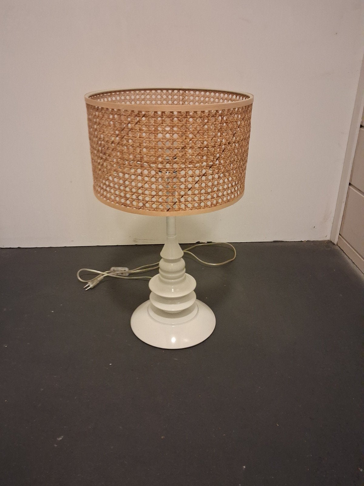 Tafellamp met rotan kap - Wit/Naturel, Huis en Inrichting, Lampen | Tafellampen, Ophalen, Gebruikt, Overige merken, Wit