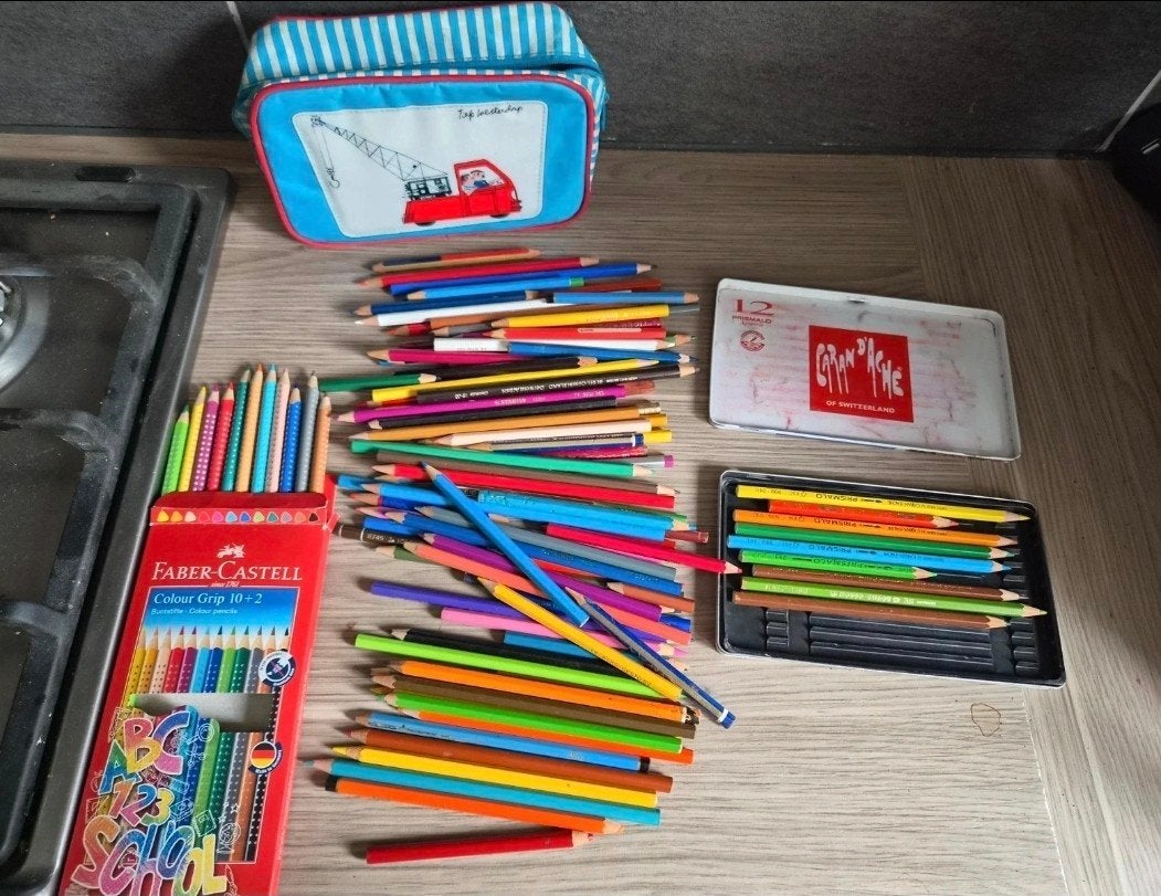 Grote partij kleurpotloden met etui en blik, Hobby en Vrije tijd, Ophalen of Verzenden, Gebruikt, Potlood of Stift