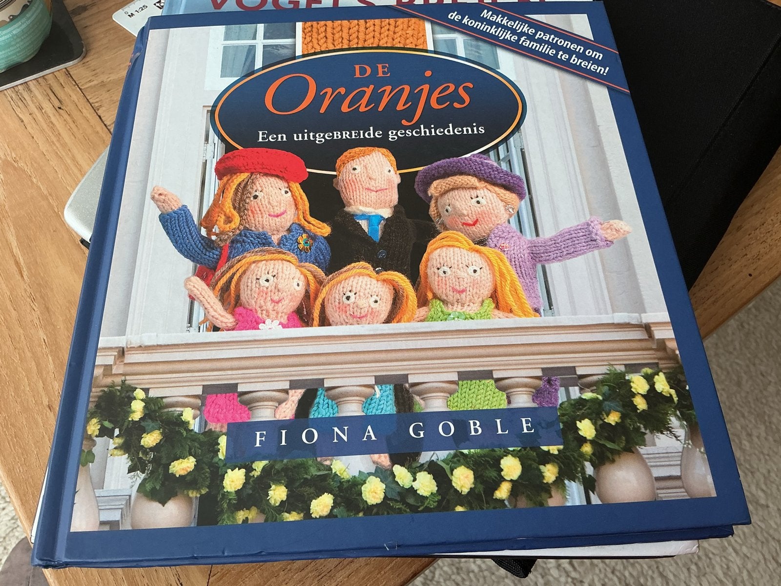 De Oranjes: Een uitgeBREIde geschiedenis - Breiboek, Ophalen of Verzenden, Zo goed als nieuw, Breien en Haken