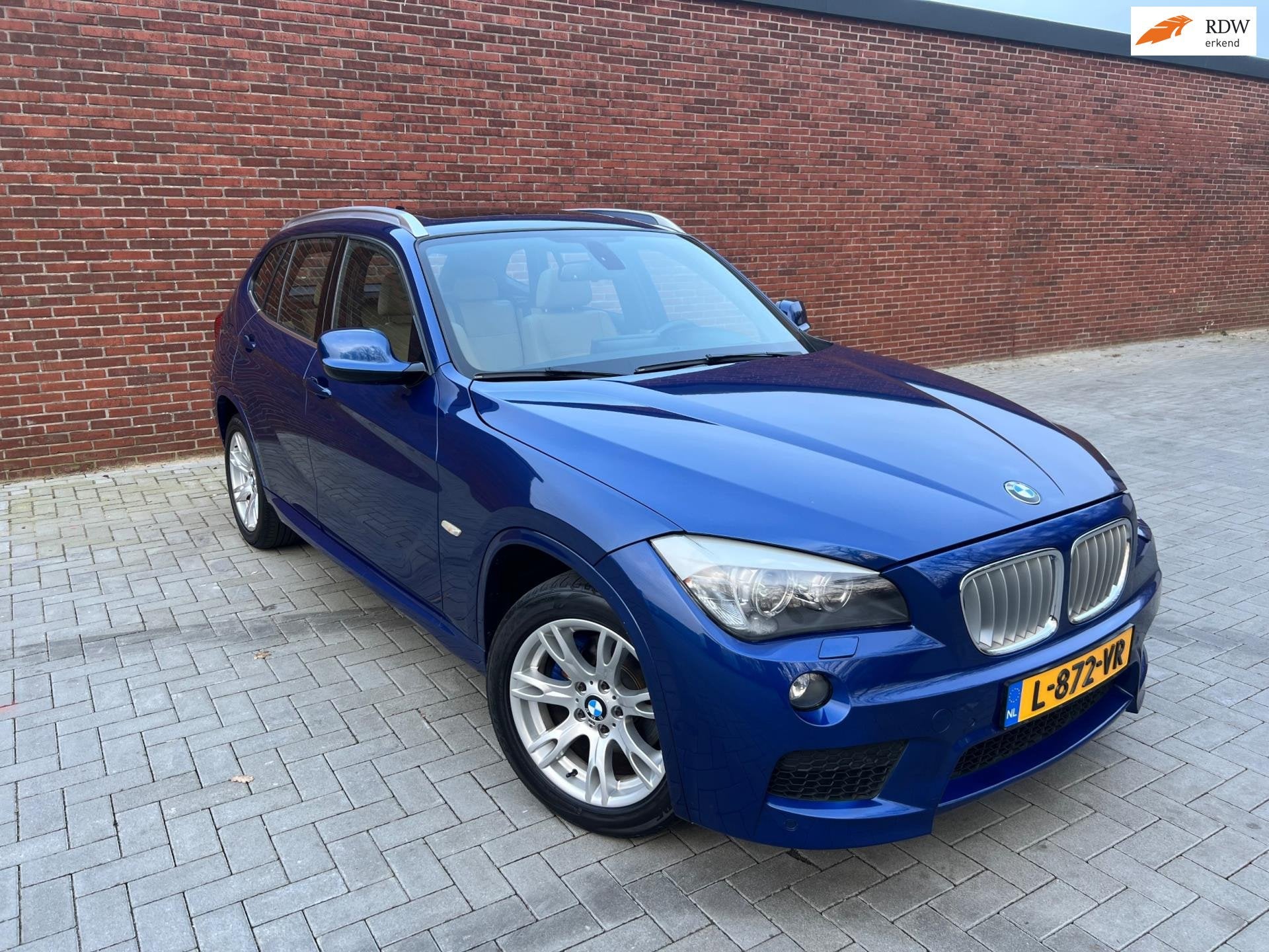 BMW X1 XDrive20i Business M SPORT|PANO |1STE EIGENAAR |CARPL, Auto's, Euro 5, Gebruikt, Beige, 4 cilinders