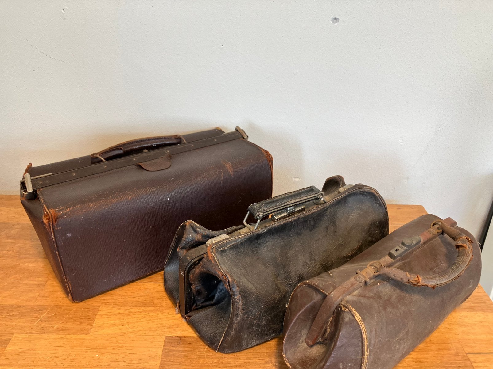3 oude  leren dokters tassen Voor decoratie !!, Ophalen of Verzenden, Gebruikt, Minder dan 50 cm