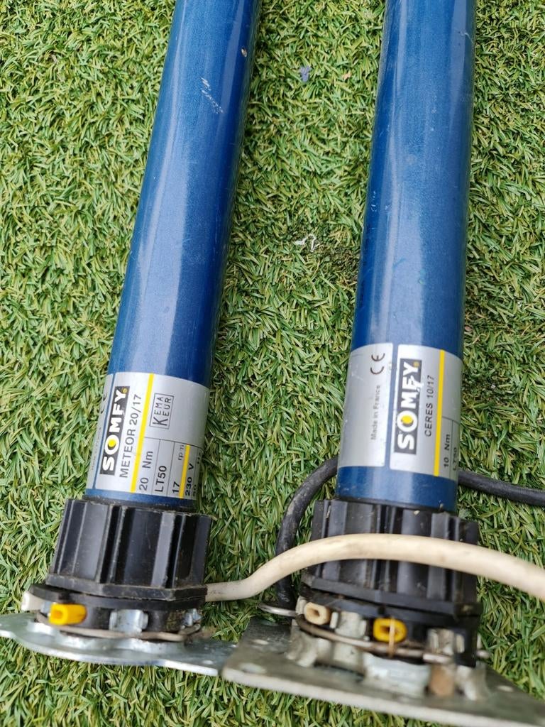 Te koop rolluik motor 2 stuks, Ophalen, Gebruikt, Overige kleuren, Minder dan 100 cm