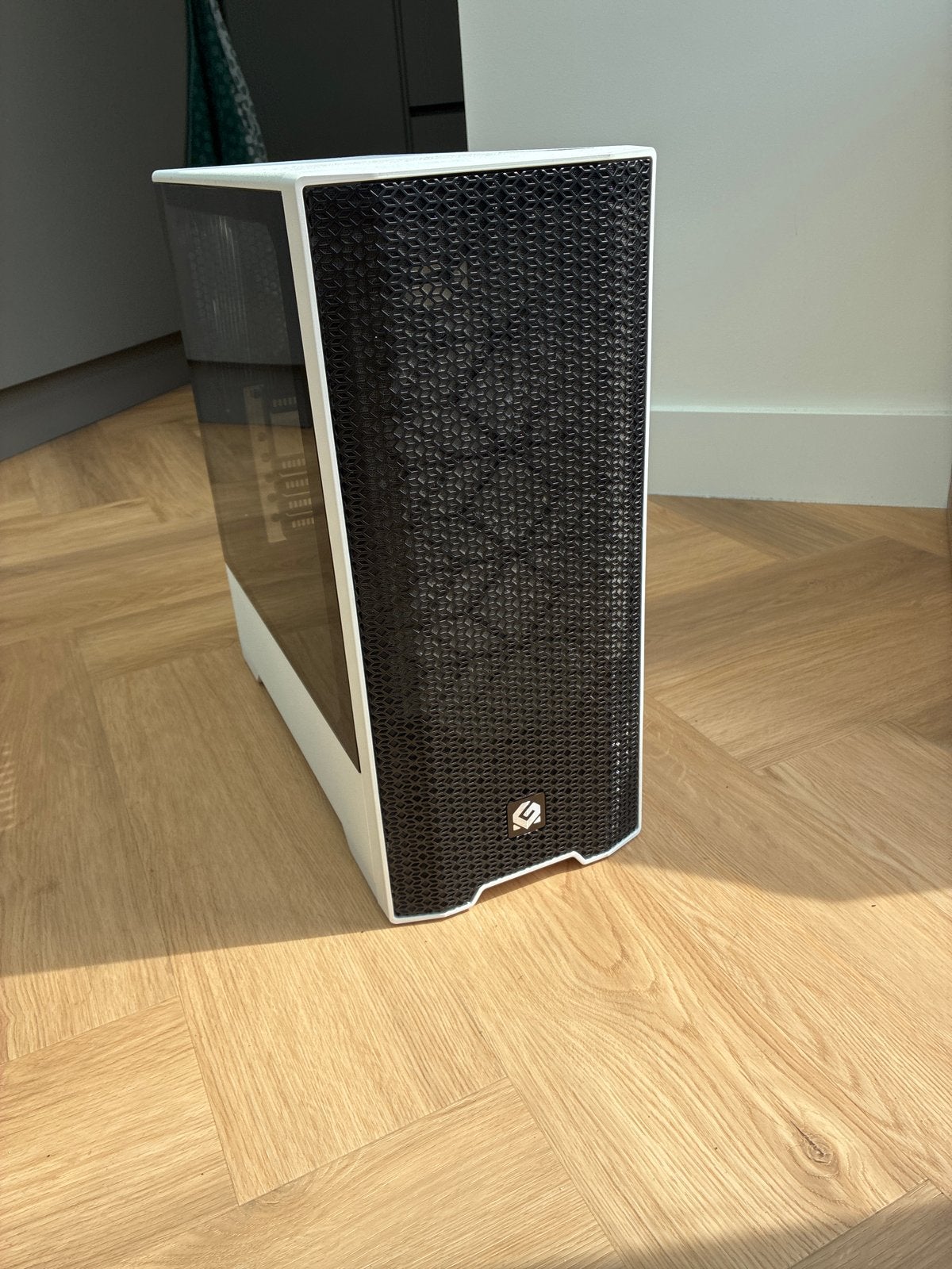 METALLICGEAR PC Behuizing - Wit met Glazen Zijpaneel, Computers en Software, Computerbehuizingen, Zo goed als nieuw, Ophalen