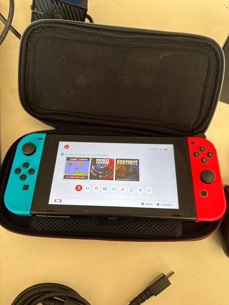 Nintendo Switch met hoes en alle kabels, Spelcomputers en Games, Spelcomputers | Nintendo Switch, Ophalen, Gebruikt, Met 2 controllers