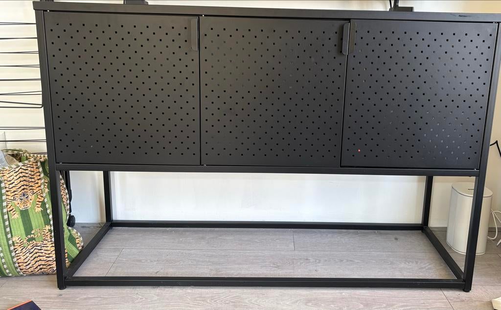 Dressoir VIRUM Jysk zwart, Huis en Inrichting, Ophalen, Gebruikt, 100 tot 150 cm, Metaal