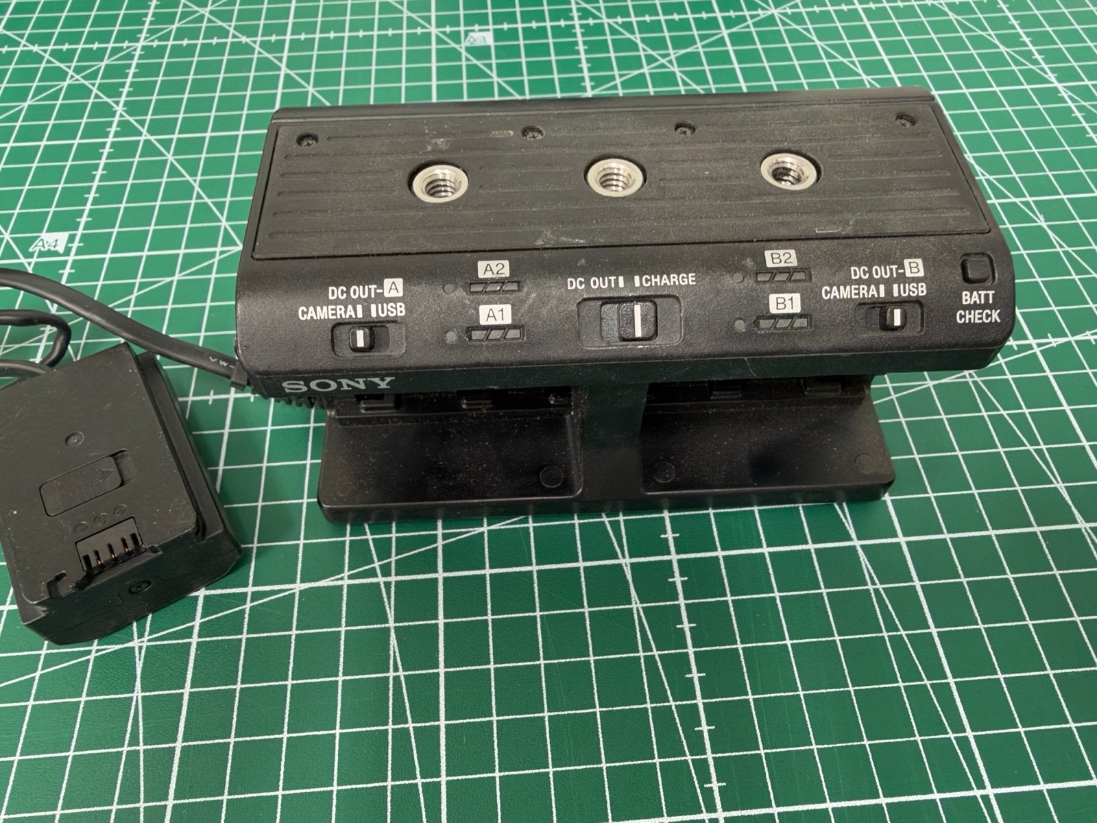 Sony Multi Batterij Adapter NPA-MQZ1, Zo goed als nieuw, Sony, Acculader, Geschikt voor twee batterijen