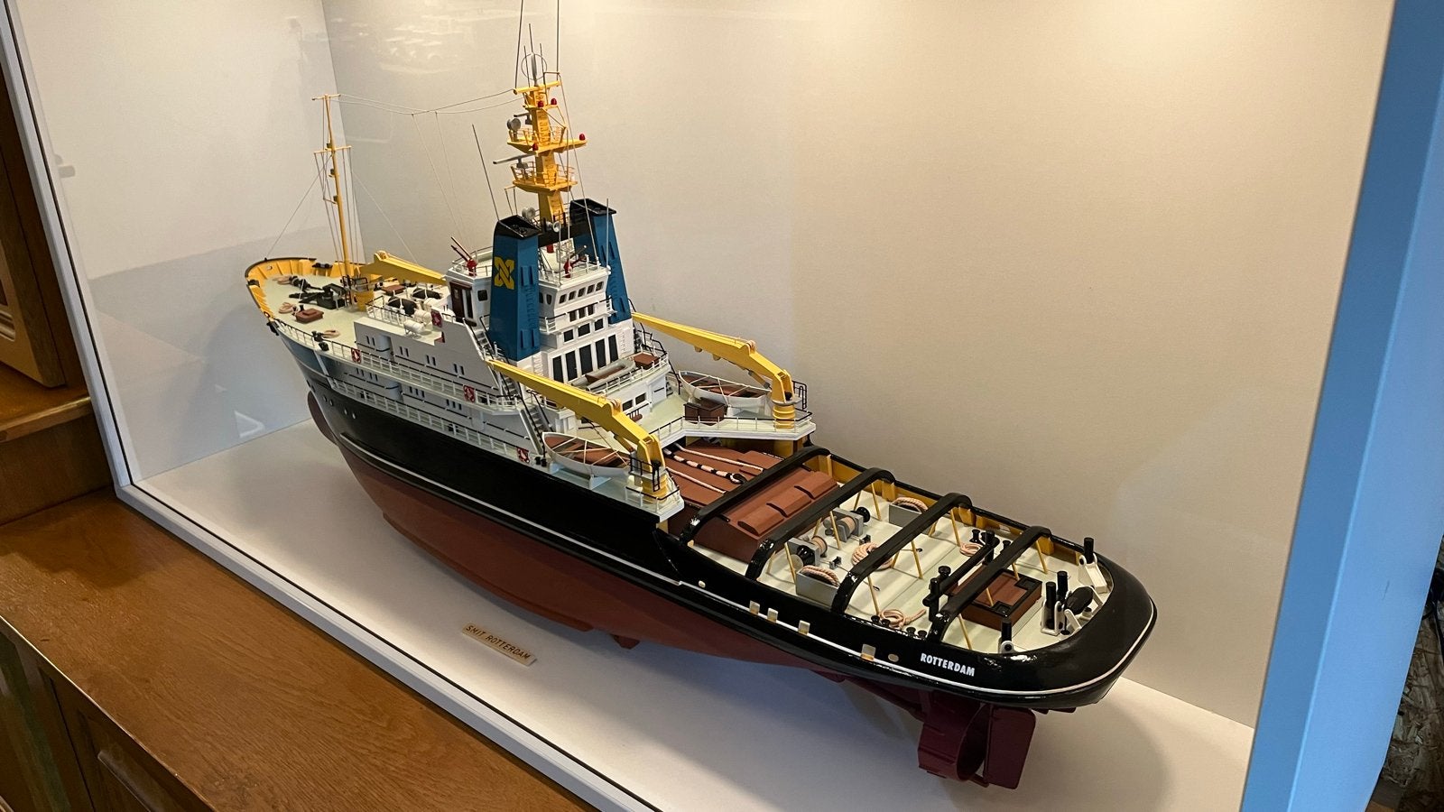 Uniek houten model Smit Rotterdam met verlichte kast, Hobby en Vrije tijd, Modelbouw | Boten en Schepen, Ophalen of Verzenden