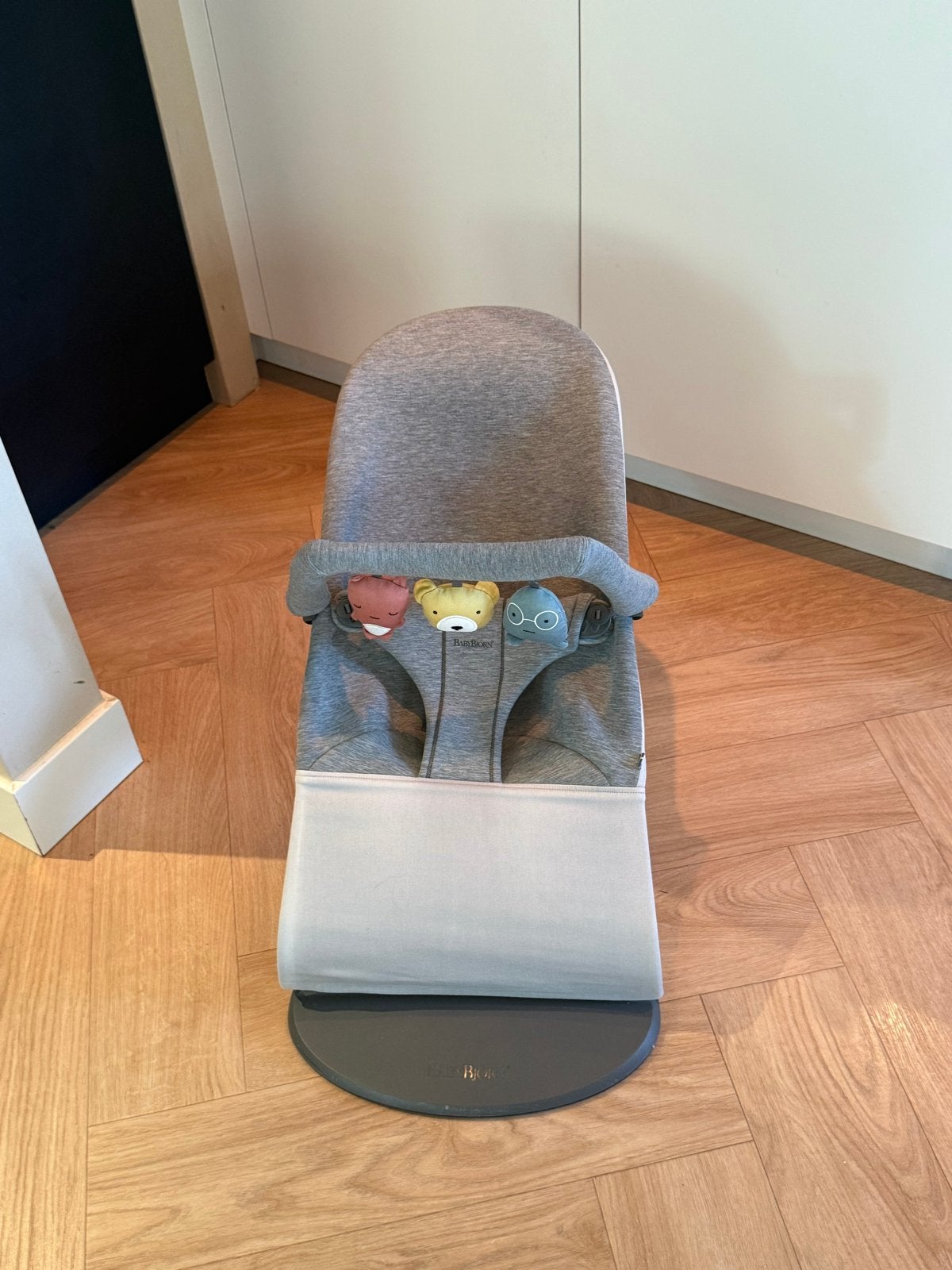 BabyBjörn Wipstoel Bliss met speelboog - Grijs, Ophalen of Verzenden, Zo goed als nieuw