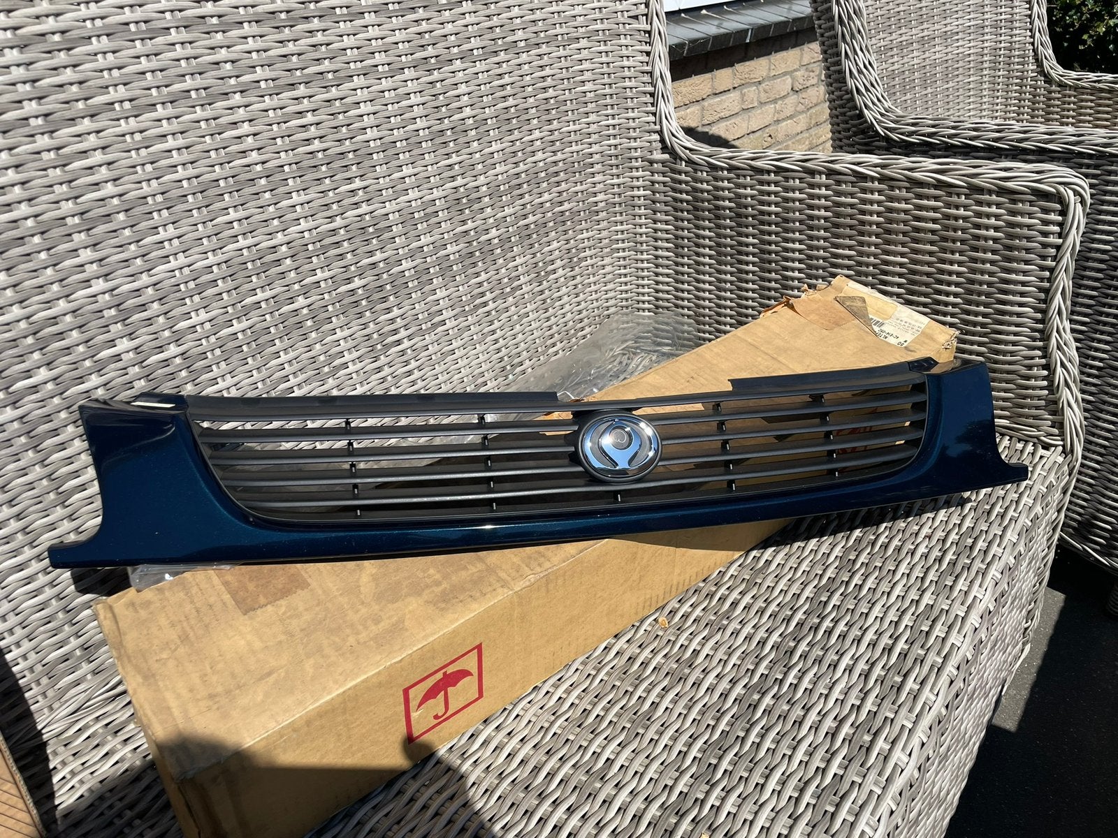Mazda 323 BA sedan grille met embleem noble green NOS, Ophalen of Verzenden, Nieuw, Mazda