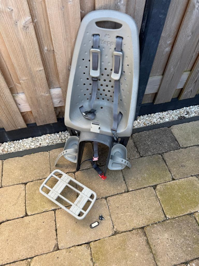 Yepp Achterzitje Fietsstoeltje Grijs met Voetsteuntjes, 15 t/m 25 kg, Achterzitje, Ophalen of Verzenden, Gebruikt