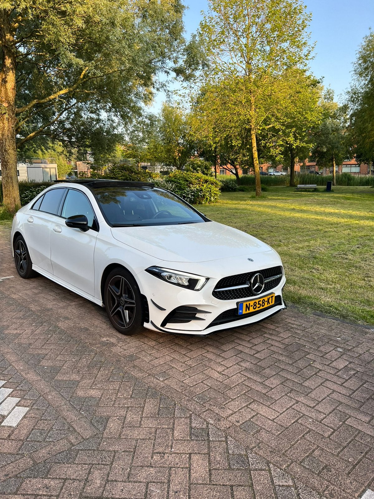 Mercedes-Benz A-Klasse A 220 4Matic AMG Wit, Auto's, Mercedes-Benz, Automaat, 1800 kg, Wit, 75 €/maand
